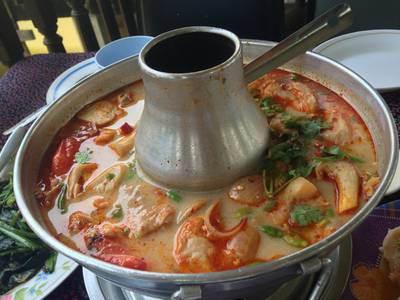 ต้มยำกุ้งมะพร้าวอ่อน(แต่ไม่มีมะพร้าว ขาดตลาด) ที่ ร้านอาหาร กุ้งอบภูเขาไฟ