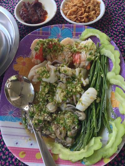 ยำสามทัพ ที่ ร้านอาหาร กุ้งอบภูเขาไฟ
