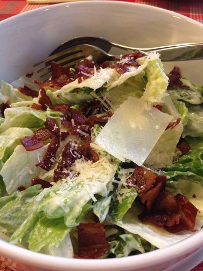 Caesar salad ที่ ร้านอาหาร Bella Napoli