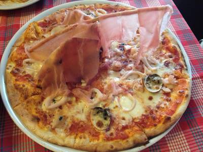 Titanic pizza ที่ ร้านอาหาร Bella Napoli
