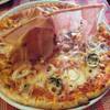 Titanic pizza ที่ ร้านอาหาร Bella Napoli