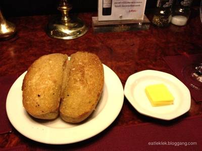  garlic bread ที่ ร้านอาหาร Neil's Tavern Restaurant (Steak House) ร่วมฤดี