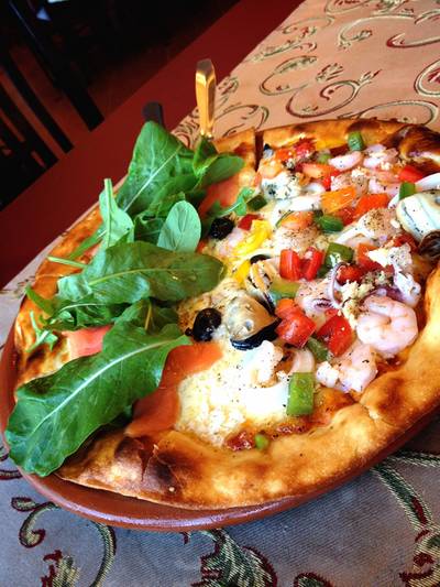 Pizza สั่งแบบ Half มี 2 หน้า - Smoked Salmon & Rocket และ Seafood ที่ ร้านอาหาร Maria Pizzeria & Restaurant