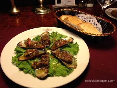 Baked Mussel with Garlic Sauce ที่ ร้านอาหาร Neil's Tavern Restaurant (Steak House) ร่วมฤดี