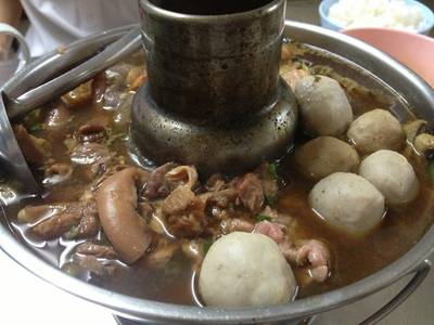 หม้อไฟเนื้อ ที่ ร้านอาหาร เชลล์โภชนา บ่อนไก่