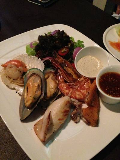 ซีฟู้ดบาร์บีคิว ที่ ร้านอาหาร Ley Cafe' Coffee and Restaurant Pranburi ซีฟู้ดบาร์บีคิว ที่ ร้านอาหาร Ley Cafe' Coffee and Restaurant Pranburi