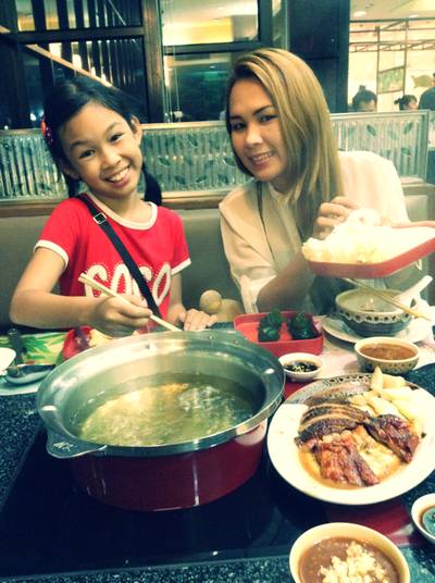 สองสาว ที่ ร้านอาหาร MK Restaurants เดอะมอลล์ท่าพระ