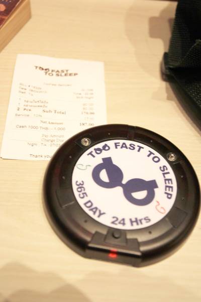 แท่นสัญญาณ ที่ ร้านอาหาร Too Fast To Sleep