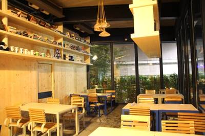 ชั้นล่าง ที่ ร้านอาหาร Too Fast To Sleep
