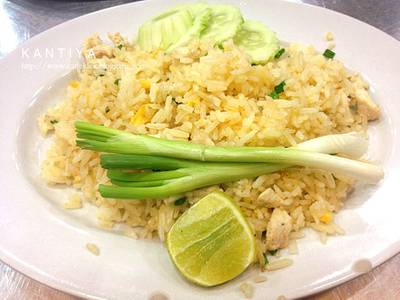 ข้าวผัดไก่ (30 บาท) รสชาติอร่อยใช้ได้ ข้าวผัดมาหอมดีค่ะ  ที่ ร้านอาหาร ครัวในบ้าน