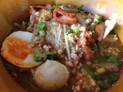 ก๋วยเตี๋ยวหมูสับต้มยำ ที่ ร้านอาหาร ก๋วยเตี๋ยวไข่ยางมะตูม บ้านป๋ากู