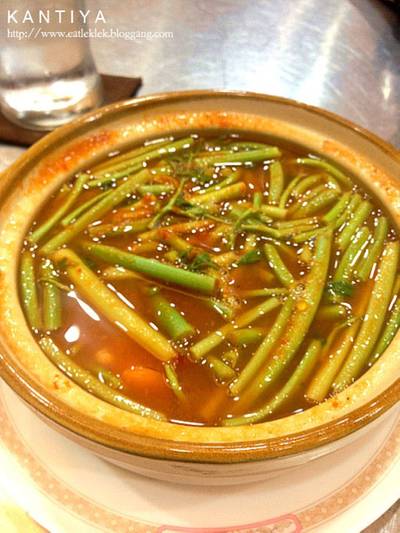 แกงส้มกุ้ง (150 บาท)  ที่ ร้านอาหาร ครัวในบ้าน