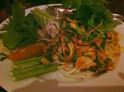 ลาบปลาแซลมอน ที่ ร้านอาหาร ขวัญจิตร