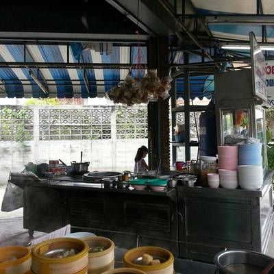 ก๋วยเตี๋ยวก็มีค่ะ แต่ไม่อร่อยเท่าไหร่ ได้ตรงสะอาด สะดวกนี่แหละค่ะ ที่ ร้านอาหาร ร้านเป็ดย่างรสเด็ด