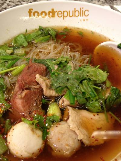 ก๋วยเตี๋ยวหมูตุ๋น ร้านก๋วยเตี๋ยวชายคลอง(ฮงไน้) ที่ ร้านอาหาร Food Republic Central Rama 9