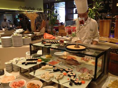 ซุ้มยอดนิยม แต่ซูชิหน้าตาดูธรรมดามาก ที่ ร้านอาหาร Chatuchak Cafe Centara Grand @ Central Plaza Ladprao