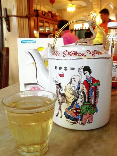 น้ำชาฟรี ตามธรรมเนียมร้านกาแฟสมัยก่อน ที่ ร้านอาหาร โกปี้