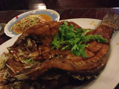 ปลากระพงทอดน้ำปลา ที่ ร้านอาหาร ปากน้ำซีฟู้ด