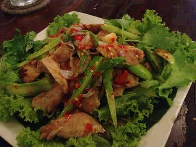ยำคะน้าหมูย่าง ที่ ร้านอาหาร ปากน้ำซีฟู้ด