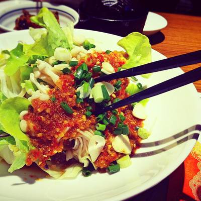 เห็ดเข็มทองยำไทย รสจัดมากๆ เผ็ดมากกกก แต่อร่อยนะ ที่ ร้านอาหาร Zen Siam Center เห็ดเข็มทองยำไทย รสจัดมากๆ เผ็ดมากกกก แต่อร่อยนะ ที่ ร้านอาหาร Zen Siam Center