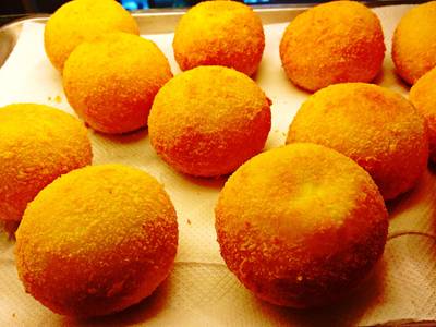 ลูกบอมบ์ อาหารทานเล่นยอดนิยม ของร้าน Ozio By Maprang ที่ ร้านอาหาร Ozio By Maprang