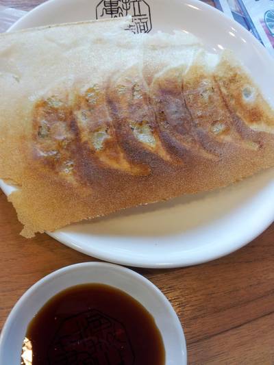 Gyoza มาเป็นแผงเลย  = =" ที่ ร้านอาหาร Ramen Kio Rain Hill