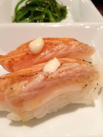 แซลมอนกริลด์ ซูชิ อันนี้อยู่ที่บาร์สลัด ที่ ร้านอาหาร SHUNNOMAI (ชุนโนะไม) ทองหล่อ 10