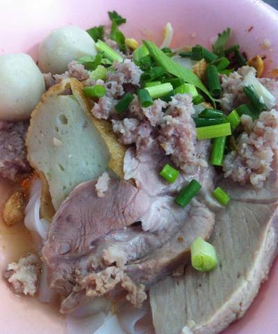 เส้นใหญ่ แห้ง ไม่เครื่องใน ที่ ร้านอาหาร รุ่งเรือง ก๋วยเตี๋ยวหมู เส้นใหญ่ แห้ง ไม่เครื่องใน ที่ ร้านอาหาร รุ่งเรือง ก๋วยเตี๋ยวหมู