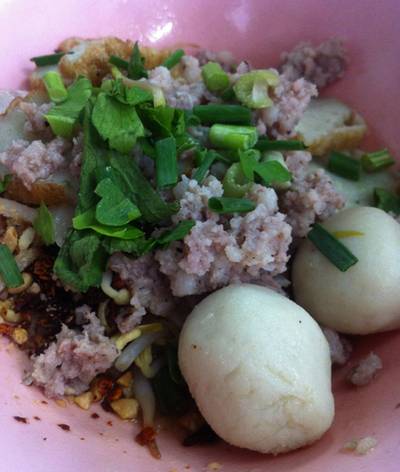 เส้นเล็ก (ไม่เห็นเส้น >.<) ลูกชิ้น หมูสับ ที่ ร้านอาหาร รุ่งเรือง ก๋วยเตี๋ยวหมู เส้นเล็ก (ไม่เห็นเส้น >.<) ลูกชิ้น หมูสับ ที่ ร้านอาหาร รุ่งเรือง ก๋วยเตี๋ยวหมู