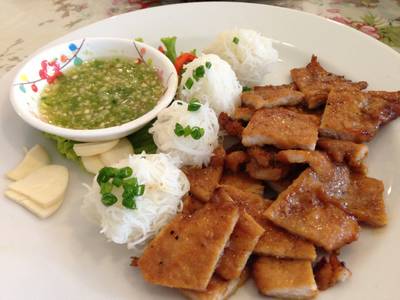หมูย่าง ที่ ร้านอาหาร VT แหนมเนือง