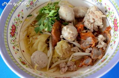 เกี้ยวแห้งยำ ที่ ร้านอาหาร ก๋วยเตี๋ยวติดแอร์ เจ๊จวน