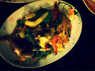 กระเพราทะเลรสจัดจ้าน... ที่ ร้านอาหาร ครัวไอทะเล