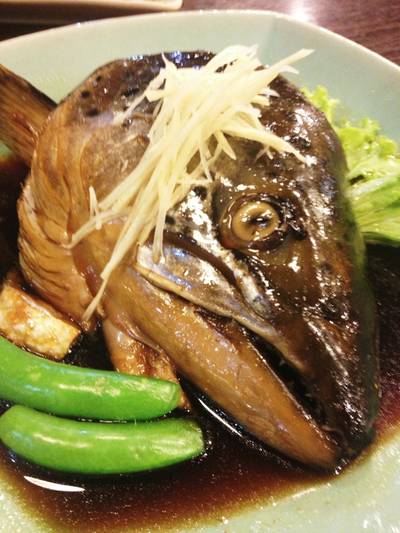 หัวปลาแซลม่อน ดูน่ากลัวนิดหน่อยแต่อร่อย ที่ ร้านอาหาร Bishamon