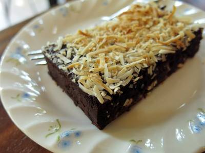 บราวนี่หน้ามะพร้าว ที่ ร้านอาหาร JC Coffee Gallery
