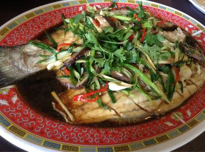 ปลากระพงนึ่ซีอิ้ว รสชาติโอเค ที่ ร้านอาหาร ร้านอาหารจานเปล