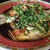 ปลากระพงนึ่ซีอิ้ว รสชาติโอเค ที่ ร้านอาหาร ร้านอาหารจานเปล