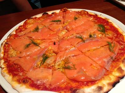 Smoked Salmol Pizza ที่ ร้านอาหาร ปลาดิบ