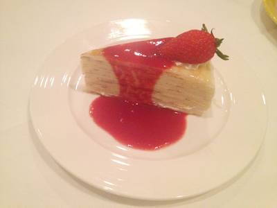 Strewberry Crepe Cake ที่ ร้านอาหาร The Anna Restaurant & Art Gallery