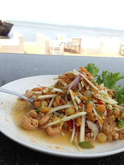 ยำสามไข่ ที่ ร้านอาหาร มุมอร่อย นาเกลือ