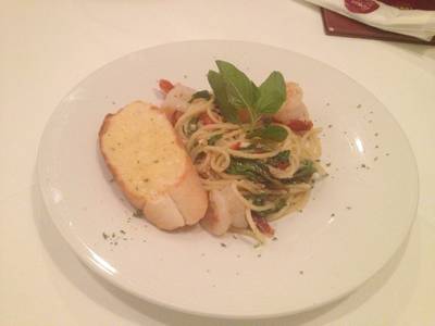สปาเก็ตตี้กุ้งลายเสืิอผัดพริกแห้ง ที่ ร้านอาหาร The Anna Restaurant & Art Gallery