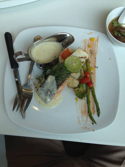 สเต็กปลาแซลมอน ที่ ร้านอาหาร พุทธรักษา เรสเทรอง