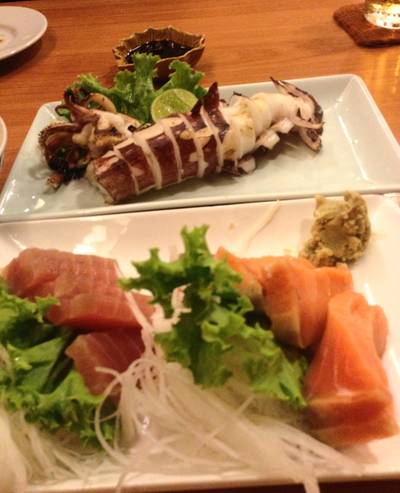 ปลาหมึกย่าง กับซาชิมิแซลมอนและมากุโร ที่ ร้านอาหาร อาหารญี่ปุ่นวากะ 
