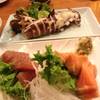 ปลาหมึกย่าง กับซาชิมิแซลมอนและมากุโร ที่ ร้านอาหาร อาหารญี่ปุ่นวากะ 