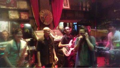 the Emergency  ที่ ร้านอาหาร Saxophone Pub & Restaurant