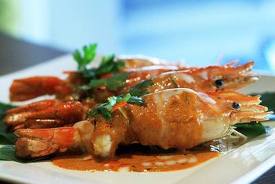ฉู่ฉี่กุ้งแม่น้ำตัวใหญ่ เข้มข้นถึงเครื่อง เนื้อกุ้งหวานลิ้น ที่ ร้านอาหาร Buri Tara Wine Bar & Restaurant