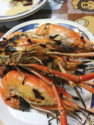 กุ้งเผา ที่ ร้านอาหาร ร้านกุ้งเป็น (เจ้เน้ยกุ้งเป็น)