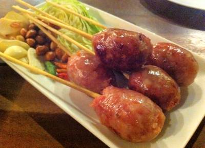 ไส้กรอกอีสาน ที่ ร้านอาหาร ยอดลาบเป็ดอุดร พระราม 9