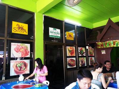 ร้านค่อนข้างใหญ่ มีห้องแอร์ แต่คนยังเต็มร้านเลย ที่ ร้านอาหาร ส้มตำหน้าเมือง พัทยาเหนือ