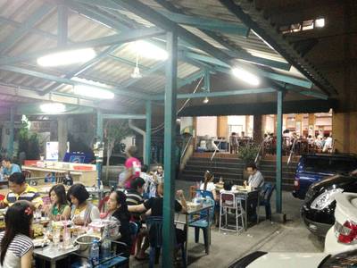 โซนหลังร้าน ข้างที่จอดรถ ที่ ร้านอาหาร นายฮ้อปูดอง