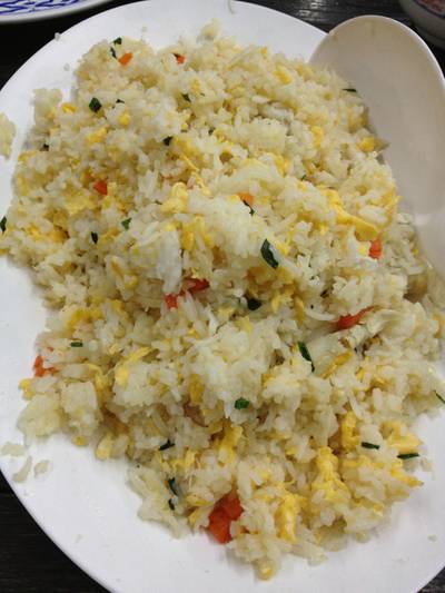 ข้าวผัดปูจานกลาง ที่ ร้านอาหาร อนันทยา จอมเทียน ซีฟู้ด